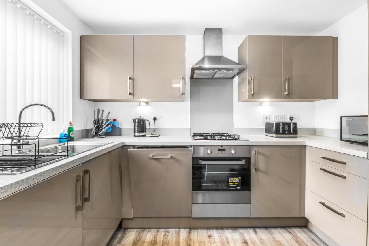 Luxury 2 Bed House City Centre ✘ Bbq & Garden ☆ Family Friendly→ Swingball & Outdoor Furniture - Free Parking → With 50 Inch Smart Tv, Free Netflix & Wifi ✘ Comfy Seating Area - By Maevela Бирмингем Экстерьер фото