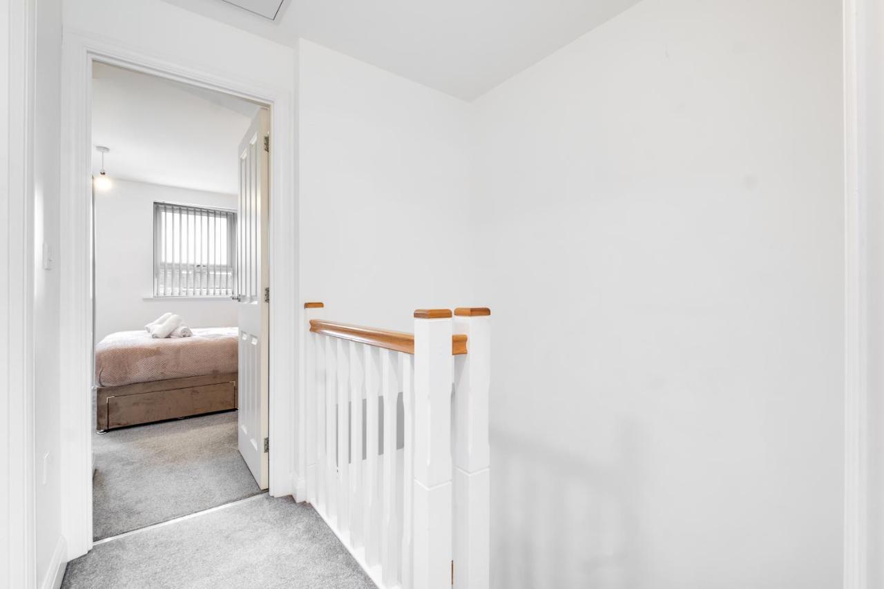 Luxury 2 Bed House City Centre ✘ Bbq & Garden ☆ Family Friendly→ Swingball & Outdoor Furniture - Free Parking → With 50 Inch Smart Tv, Free Netflix & Wifi ✘ Comfy Seating Area - By Maevela Бирмингем Экстерьер фото