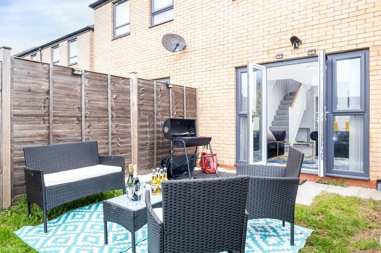 Luxury 2 Bed House City Centre ✘ Bbq & Garden ☆ Family Friendly→ Swingball & Outdoor Furniture - Free Parking → With 50 Inch Smart Tv, Free Netflix & Wifi ✘ Comfy Seating Area - By Maevela Бирмингем Экстерьер фото