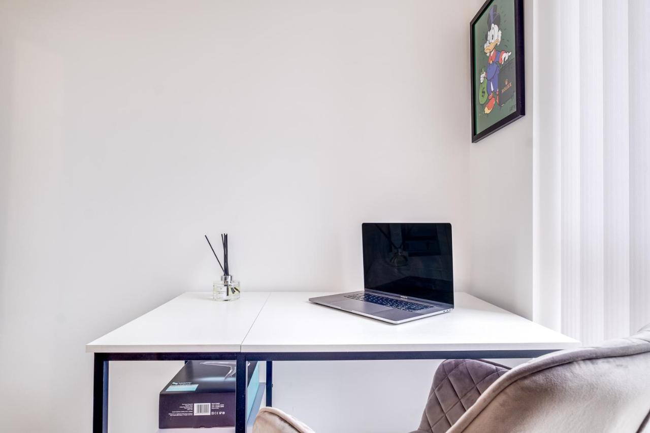 Luxury 2 Bed House City Centre ✘ Bbq & Garden ☆ Family Friendly→ Swingball & Outdoor Furniture - Free Parking → With 50 Inch Smart Tv, Free Netflix & Wifi ✘ Comfy Seating Area - By Maevela Бирмингем Экстерьер фото